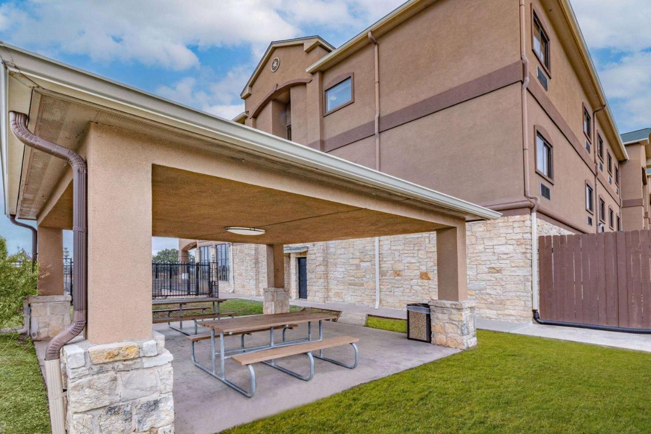 Hotel Baymont By Wyndham Cuero Exterior foto